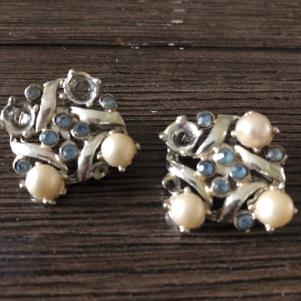 Vintage sliver & cream beaded clip on earrings (tiny flaw)